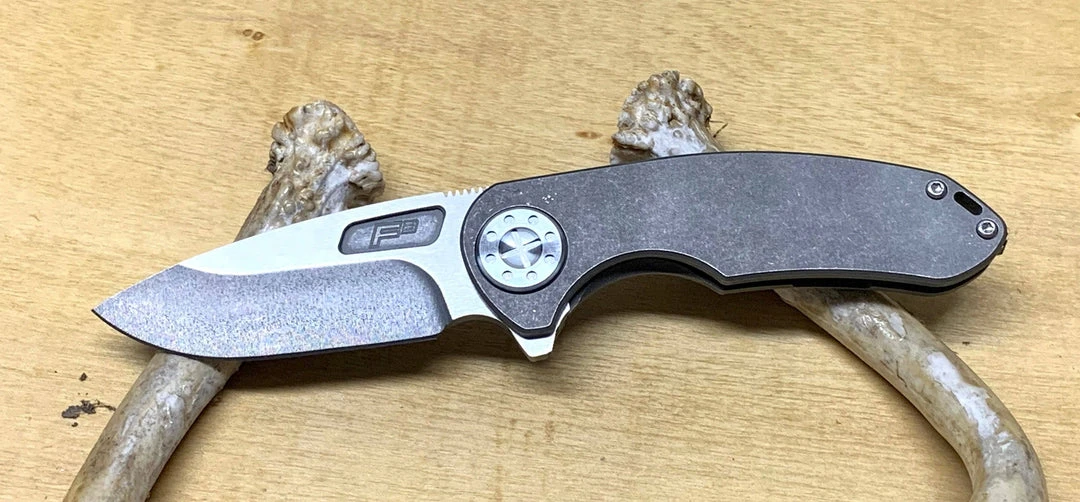 CURTISS CUSTOM KNIVES Curtiss F3 Medium Two-Tone MagnaCut Slicer Flipper Slim Folder SL/FL 3 CURTISS CUSTOM KNIVES Curtiss F3 Medium Two-Tone MagnaCut Slicer Flipper Slim Folder SL/FL